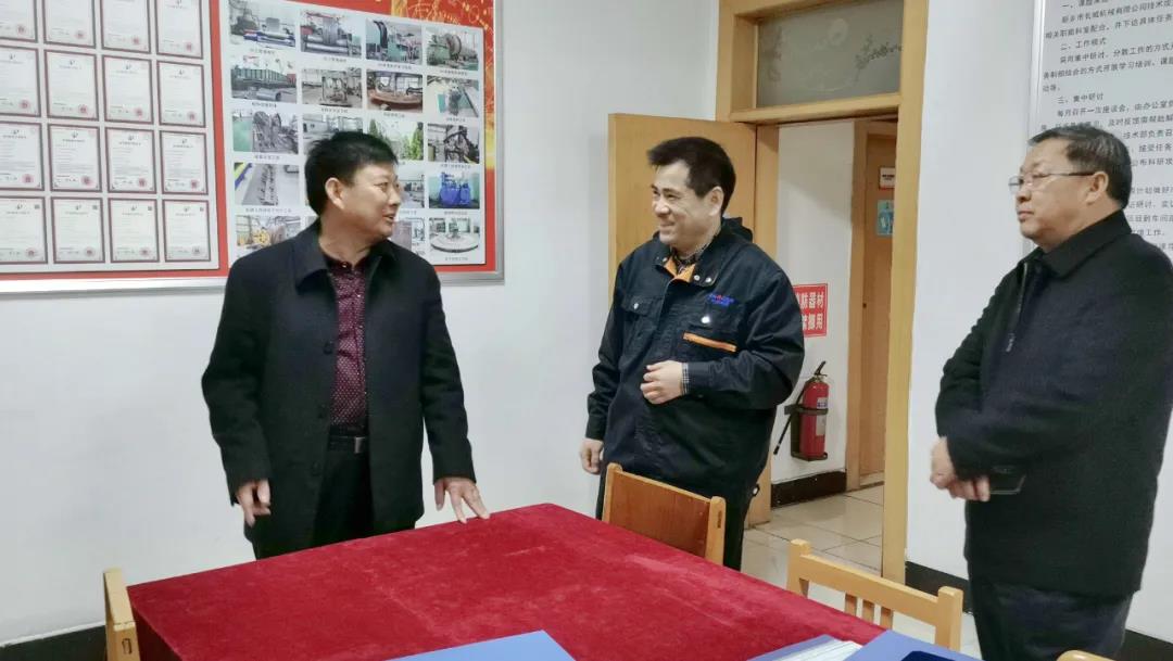 新鄉市總工會副主席王世良(左一)、輝縣市總工會主席李樹林(右一)指導工作 新鄉市總工會副主席王世良(左一)、輝縣市總工會主席李樹林(右一)指導工作