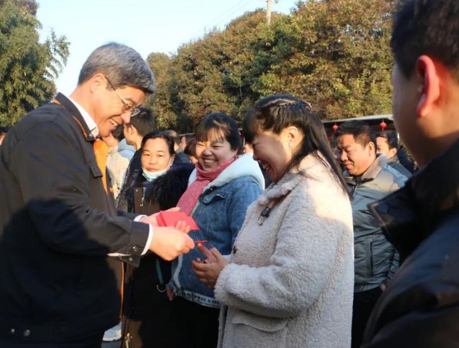 新鄉長城機械領導為員工發開工紅包