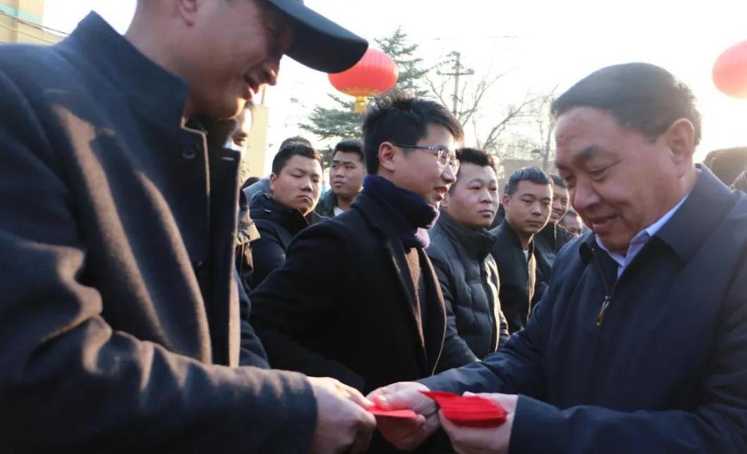 新鄉長城機械領導為員工發開工紅包
