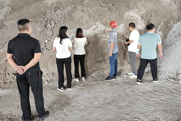 新鄉(xiāng)長(zhǎng)城機(jī)械萬里行團(tuán)隊(duì)走訪客戶 新鄉(xiāng)長(zhǎng)城機(jī)械萬里行團(tuán)隊(duì)走訪客戶