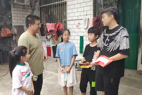 新鄉(xiāng)長城集團愛心家庭攜手輝縣義工“愛心助學，點亮希望”