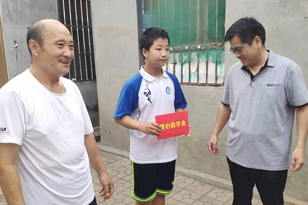 新鄉(xiāng)長城集團愛心家庭攜手輝縣義工“愛心助學，點亮希望”