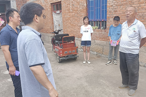 新鄉(xiāng)長城集團愛心家庭攜手輝縣義工“愛心助學，點亮希望”